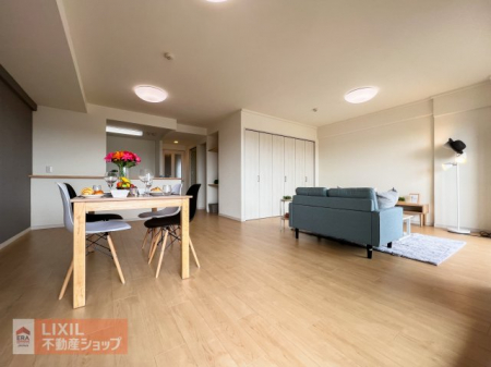 ���r���O�@�傫�ȑ�����z�����~�蒍���A���邭���₩�ȉƑ��̒c����ԁB