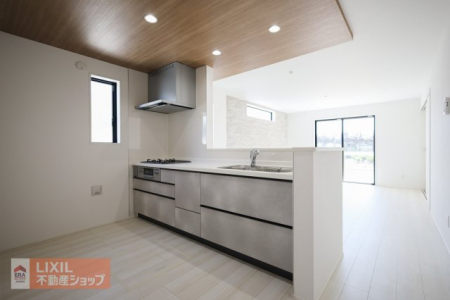 �L�b�`���@�y�L�b�`���z�Ζʎ��L�b�`���J�E���^�[�ł��q�l�̗l�q�����Ȃ��痿�����o���܂��B�X���C�h���[�ő傫�Ȓ����������N���N���[��