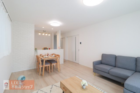 �@�y�_�C�j���O�z���n�����ʐ^�B�Ƒ��ł��낰��_�C�j���O�ł��B�Ζʎ��L�b�`���ł��H���̏��������Ȃ��炲�Ƒ��Ƃ̉�b���y���߂܂��B