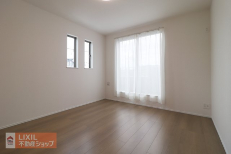 �Q���@�y�Q���z2�K8���̐Q���B������Ŗ��邢�������ƂȂ��Ă�����܂��BWIC�ɉ����A�t���[�X�y�[�X���t���Ă���A�g�����͐F�X�ł��B
