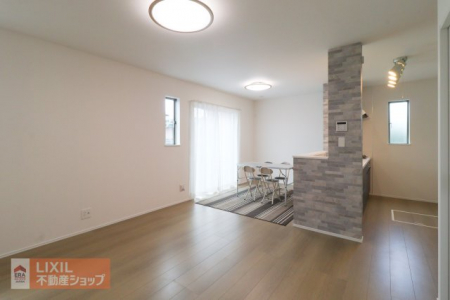 �@�y�_�C�j���O�z���n�����ʐ^�B�Ƒ��ł��낰��_�C�j���O�ł��B�Ζʎ��L�b�`���ł��H���̏��������Ȃ��炲�Ƒ��Ƃ̉�b���y���߂܂��B