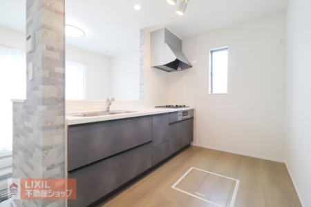 �L�b�`���@�y�L�b�`���z�Ζʎ��L�b�`���J�E���^�[�ł��q�l�̗l�q�����Ȃ��痿�����o���܂��B�X���C�h���[�ő傫�Ȓ����������N���N���[��