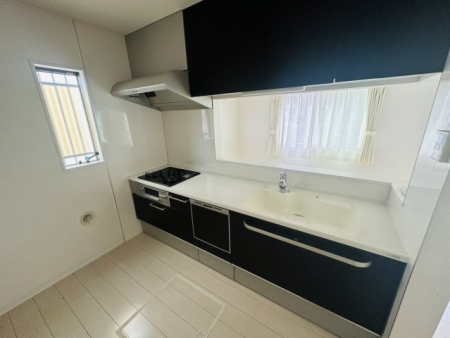 �L�b�`���@��Ƃ肠��L�X�Ƃ��������X�y�[�X�ŁA�����̗������X���[�Y�ɁI�֗��Ȓ݌˒I���܂߂Ă����Ղ�Ǝ��[�ł��邽�߁A��������X�g�b�N�H�ނ���������ƕۑ��ł���g������̗ǂ��L�b�`���ł��B