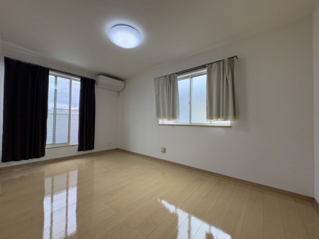 ���̑����ρ@��ɖʂ����m���͗z���ӂ肻�������邢�����A2�ʍ̌��Ŗ��邢��ۂ̋�ԂŊJ����������܂��B