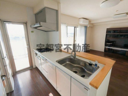 �L�b�`���@�Ƒ��̊炪������ΖʃL�b�`���i�{�摜��CG���H�ɂ��Ƌ�E�ƍ������������Ă��܂��B���ۂ̌����Ƃ͈قȂ�܂��B�j